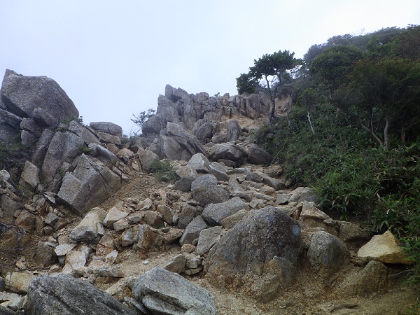 武平峠から御在所岳への登山道　ガレ場