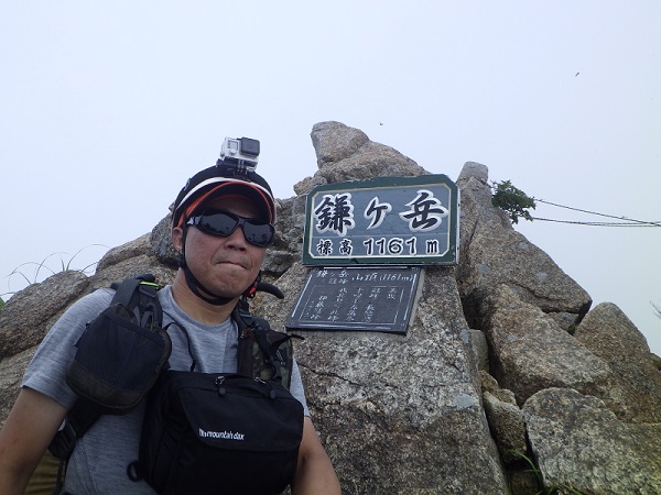 鎌ヶ岳山頂で記念撮影
