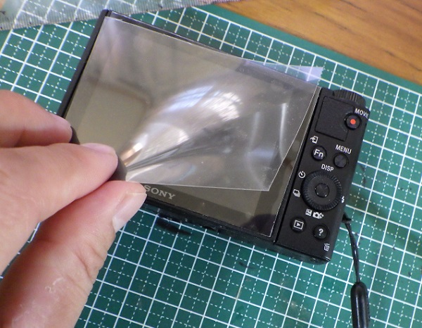 WX500に液晶保護フィルムを貼る3