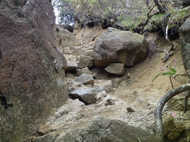 巨岩が転がる登山道