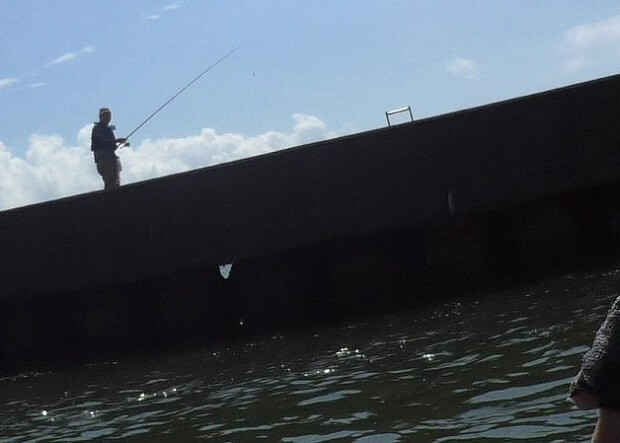 防波堤の上の釣り人に釣果を聞く