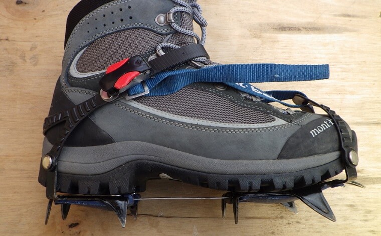 スノースパイク10は靴底の柔らかいトレッキングシューズにも装着可能