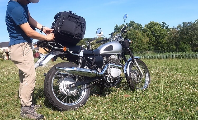 ヘンリービギンズのシートバッグはバイクへの取り付け方法が簡単