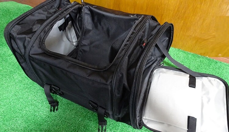 ヘンリービギンズ シートバッグは開口部が広いので荷物の出し入れがラクです。
