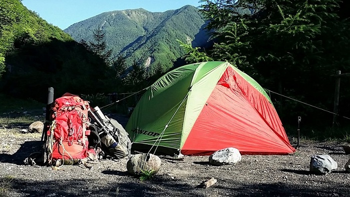 渓流釣りキャンプでダンロップのツーリングテントを使用
