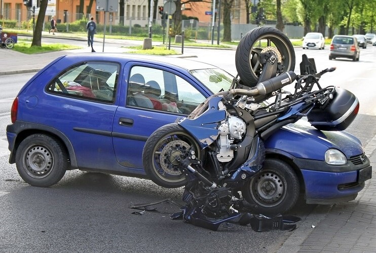 バイクでリュックを背負って運転するのは危険なのか？