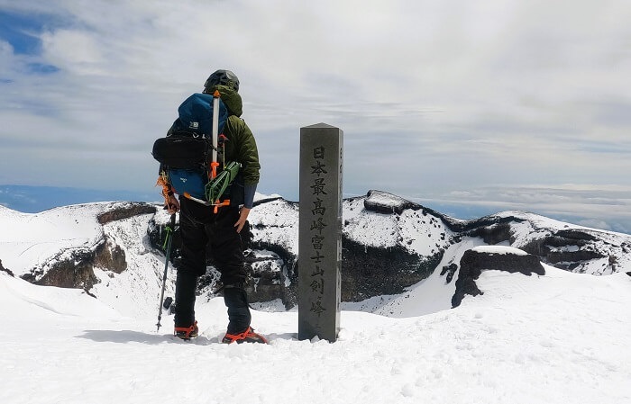 残雪期の富士登山の装備